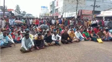 ୟୁରିଆ ପାଇଁ ଚାଷୀଙ୍କ ରାସ୍ତାରୋକ୍, ବିଜେପି ବି ସାମିଲ