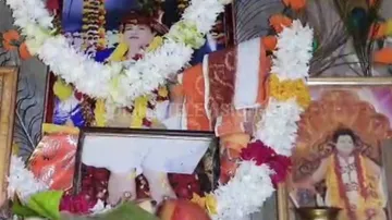 ଫେରିଲେ ମାନ୍ୟବର? ସାରଥୀଙ୍କ ଫଟୋରୁ କୁଆଡ଼େ ବାହାରୁଛି ବିଭୂତି ଓ ଗଙ୍ଗାଜଳ, ଫଳମୂଳ ଦେଲେ ହୋଇଯାଉଛି ଉଭାନ୍‌...