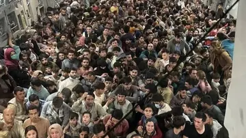 ଶଙ୍କିତ ଚେହେରା ଆଉ ଜୀବନ ବଞ୍ଚାଇବା ପାଇଁ ଉଦ୍ୟମ : ଯନ୍ତ୍ରଣା ବଖାଣୁଛି ଆଫଗାନିସ୍ତାନରୁ ଉଡ଼ାଣ ଭରିଥିବା ବିମାନ ଭିତରର ଫଟୋ