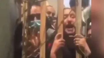 ’ଆମକୁ ଭିତରକୁ ଆସିବାକୁ ଦିଅ, ତାଲିବାନୀ ଆସୁଛନ୍ତି’ ! କାବୁଲ ଏୟାରପୋର୍ଟରେ ସାହାଯ୍ୟ ପାଇଁ ବିକଳ ଚିତ୍କାର କରୁଛନ୍ତି ଆଫଗାନୀ ମହିଳା