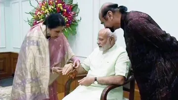 ୨୬ ବର୍ଷ ଧରି ମୋଦିଙ୍କ ହାତରେ ରାକ୍ଷୀ ବାନ୍ଧୁଛନ୍ତି ପାକିସ୍ତାନୀ ମହିଳା