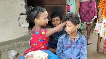 ହାତ ନାହିଁ ସିନା, ରାକ୍ଷୀପୂର୍ଣ୍ଣିମାର ମହତ୍ତ୍ୱ ବୁଝିଛି ଦିବ୍ୟାଙ୍ଗ ଭଉଣୀ : ଖଣ୍ଡିଆ ହାତରେ ଭାଇକୁ ରାକ୍ଷୀ ବାନ୍ଧିଲା କୁନି ସୁଭଦ୍ରା