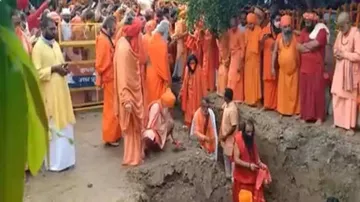 Last rites of Mahant Nnarendra Giri