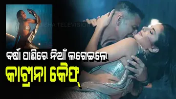 Akshay Kumar and Katrina Kaif sizzling chemirstry in Tip Tip song