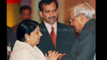 ଲତାଙ୍କୁ ଝୁରୁଛି ସାରା ଦେଶ, ଦେଖନ୍ତୁ ଲତାଙ୍କର କିଛି ବିଶିଷ୍ଟ ବ୍ୟକ୍ତିଙ୍କ ସହ ଫଟୋ