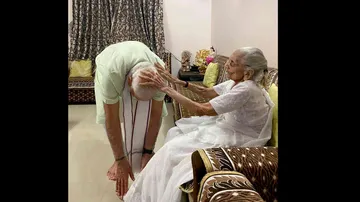 ମାଆଙ୍କୁ ଭେଟି ଆଶିଷ ଭିକ୍ଷା କରିଛନ୍ତି ପ୍ରଧାନମନ୍ତ୍ରୀ ନରେନ୍ଦ୍ର ମୋଦି, ଦେଖନ୍ତୁ ସେହି ଦୃଶ୍ୟ...