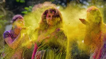 ରଙ୍ଗ ରଙ୍ଗେଲି ହୋଲି, ଅବିର ଖେଳରେ ମାତିଛି ସାରା ଦେଶ