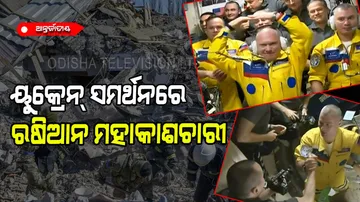 Russian cosmonauts wear Ukraine flag colour space suits