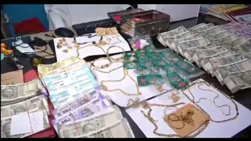 On Day-4 of raid, Vigilance officials unearth Rs 1.36 crore in cash from the house of Ashis Kumar Da
