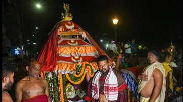 ଶ୍ରୀଲିଙ୍ଗରାଜ ମହାପ୍ରଭୁଙ୍କୁ ଚାପଖେଳ ପାଇଁ ସୁସଜ୍ଜିତ ବିମାନରେ ନିଆଯାଉଛି