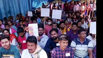 ଆଶାୟୀ ହାଇସ୍କୁଲ ଶିକ୍ଷକମାନେ ନିଜର ଦାବିପତ୍ର ଦେଖାଉଛନ୍ତି