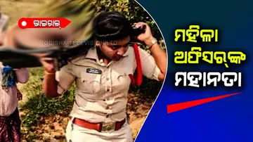 Female policemen carried the dead body of the orphaned old man