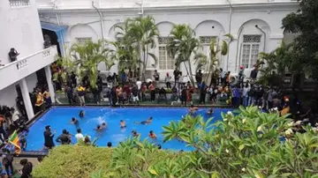 protesters entered rashtrapati bhavan were seen taking a bath in the swimming pool inside