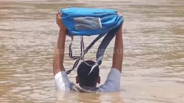 ବେକେ ପାଣିରେ ସ୍କୁଲ ଯାତ୍ରା