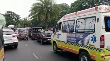 ଟ୍ରାଫିକ୍ ଜାମ୍‌ରେ ଫଶିଯାଇଛି ଆମ୍ବୁଲାନ୍ସ