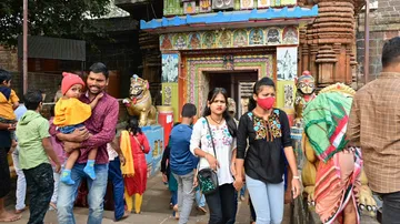 ନୂଆବର୍ଷର ପ୍ରଥମ ସୂର୍ଯ୍ୟ ଓ ଲିଙ୍ଗରାଜରେ ଶ୍ରଦ୍ଧାଳୁ ଭିଡ