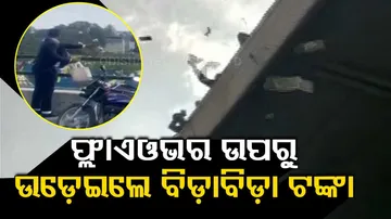 Bangalore Man Showers Cash from KR Flyover