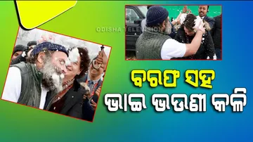 Rahul-Priyanka Enjoy Snowball Fight In Srinagar