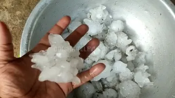 ଥିଲା ଥିଲା ହଠାତ୍‌ ବର୍ଷିଲା : ରାସ୍ତାରେ ଗଦା ହେଲା ଅଧ କିଲିଆ କୁଆପଥର