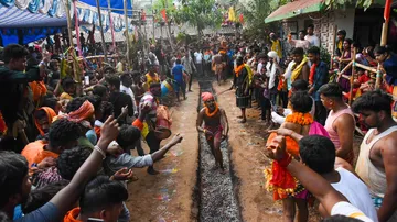 ଝାମୁଯାତ୍ରାରେ ମାନସିକଧାରୀମାନେ ରଡ ନିଆଁରେ ଚାଲିଲେ