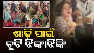 Viral Video of Women Fighting in Saree Sale