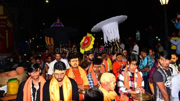 ଚାପ ଖେଳୁଛନ୍ତି ବାବା ଲିଙ୍ଗରାଜ