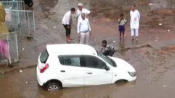 ଅସରାଏ ବର୍ଷାରେ ବୁଡିଲା କାର୍‌