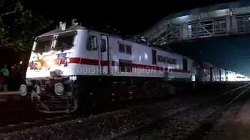 ବାହାନଗା ଷ୍ଟେସନ ଅତିକ୍ରମ କରୁଛି କରମଣ୍ଡଳ