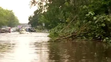 ଏହି ଫଟୋ ଦେଖିଲେ ଜାଣିପାରିବେ ରାଜଧାନୀରେ କେମିତି ତାଣ୍ଡବ ରଚିଛି କାଳବୈଶାଖୀ