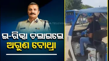 IAS Arun Bothra drives e rickshaw