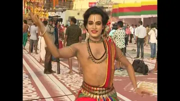 ବଡ଼ଦାଣ୍ଡରେ ନୃତ୍ୟ ମୁଦ୍ରାରେ କଳାକାର