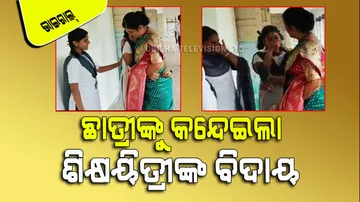 Students crying on high school teacher retirement