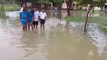 ସାମାନ୍ୟ ବର୍ଷାରେ ଉବୁଟୁବୁ ସ୍କୁଲ ପରିସର : ଭୟଭୀତ ଛାତ୍ରଛାତ୍ରୀ