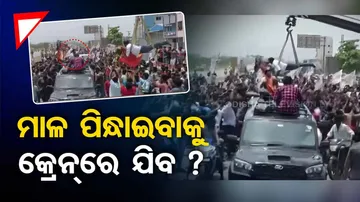 Garlanding a statue by crane  Watch News Fuse on OTV