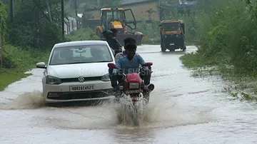 ବର୍ଷାରେ ବେହାଲ ଭୁବନେଶ୍ୱର : ରାସ୍ତାରେ ଖେଳିଲେ ମାଛ