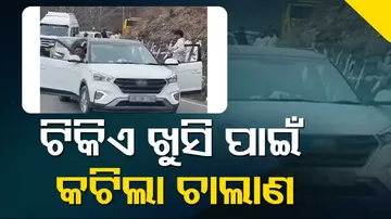 Man drives car with doors open in Manali