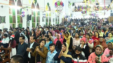 ଖ୍ରୀଷ୍ଟମାସ ଡେ’ରେ ଭାବପ୍ରବଣ ହେଲେ ଯୀଶୁପ୍ରେମୀ; ଦେଖନ୍ତୁ ଫଟୋ