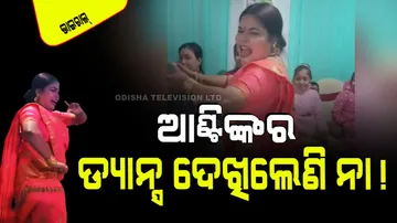 Aunty energetic dance on chikni chameli in wedding