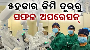 Doctor removes patient’s lung tumor