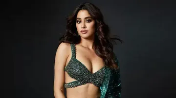 Janhvi kapoor shared latest look in pink saree