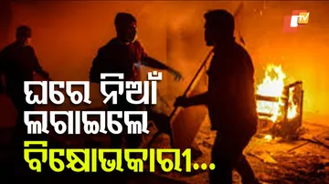 Bangladeshi Protesters Storm