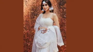 Mouni Roy look gorgeous in ethnic outfit