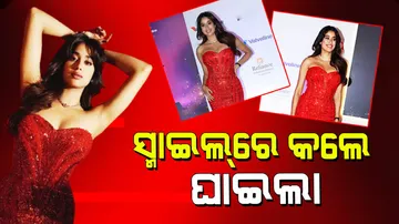 Janhvi Kapoor red color gown pics in award function