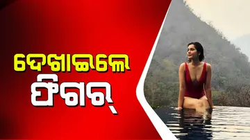 Raashii Khanna shared sizzling pictures in red monokini