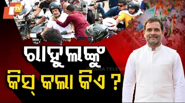 A-youth-trying-to-kiss-rahul-gandhi