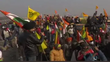 ଟ୍ରାକ୍ଟର ରାଲିରେ ବାହାରିଲେ ଚାଷୀ, ଭାଙ୍ଗିଲେ ବାରିକେଡ