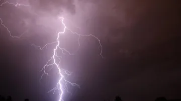 ଟାୱାର ଉପରେ ଛିଡ଼ା ହୋଇ ସେଲ୍‌ଫି ନେଉଥିଲେ, ଆକାଶରୁ ଖସିଲା ମୃତ୍ୟୁ