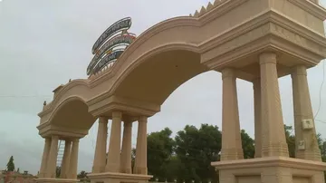 ଦେଶର ସବୁଠାରୁ ଧନୀ ଗାଁ ମଧାପର : ୭,୬୦୦ ଘର, ୧୭ ବ୍ୟାଙ୍କ