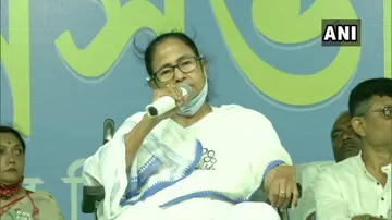ମମତାଙ୍କ ପାଇଁ ବଢ଼ିଲା ଅଡ଼ୁଆ; ନିର୍ବାଚନ ଆୟୋଗ ଜାରି କଲେ ନୋଟିସ୍, ୪୮ ଘଣ୍ଟାରେ ଜବାବ ତଲବ..