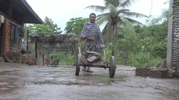 ନୟାଗଡ଼ର ମାଉଣ୍ଟେନ ମ୍ୟାନ : ୩୦ ବର୍ଷ ଶ୍ରମଦାନ କରି ଗାଁକୁ ସଡ଼କ ତିଆରି କରିଛନ୍ତି ହରିହର